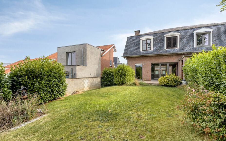 LEEMANS Real Estate vous présente cette agréable maison, idéalement située à proximité du centre de Schepdaal. Grâce à son emplacement central, commerces, transports en commun, écoles, installations sportives et grands axes routiers sont à deux 