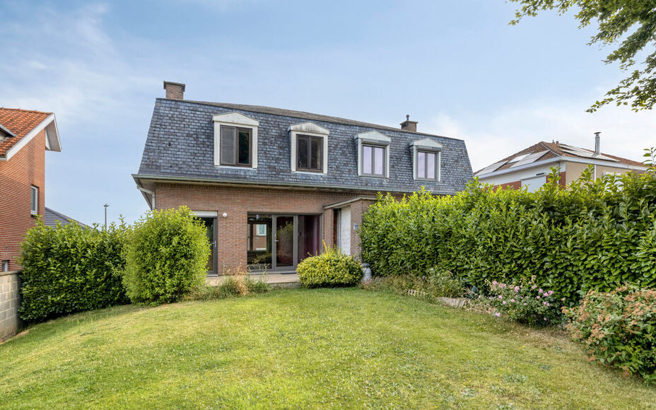 LEEMANS Real Estate vous présente cette agréable maison, idéalement située à proximité du centre de Schepdaal. Grâce à son emplacement central, commerces, transports en commun, écoles, installations sportives et grands axes routiers sont à deux 