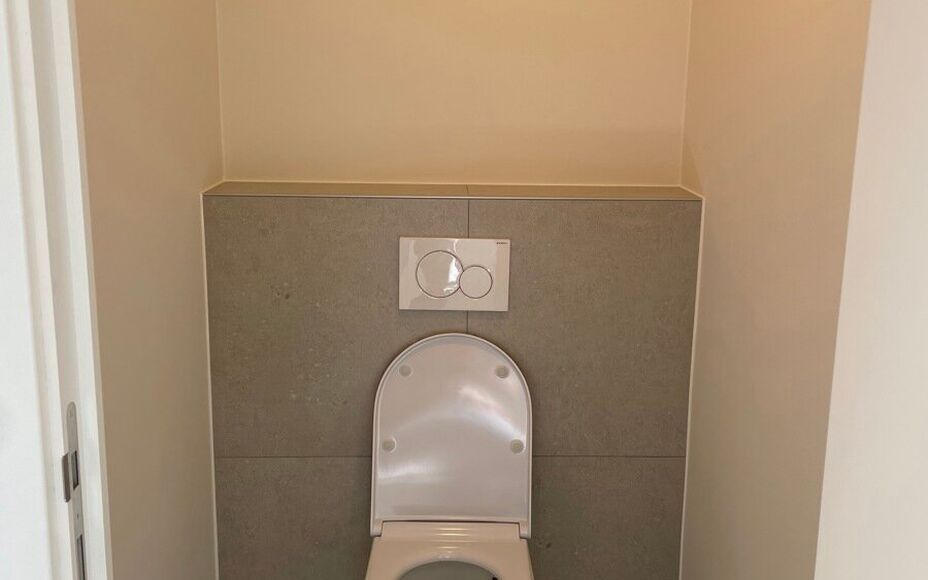 Leemans Immobiliën stelt u met plezier deze volledig gerenoveerde woning voor, gelegen op een gegeerde en centrale locatie in Asse.
Dankzij de uitstekende ligging bevinden winkels, scholen, sportfaciliteiten, openbaar vervoer en tal van fiets- en wandelr