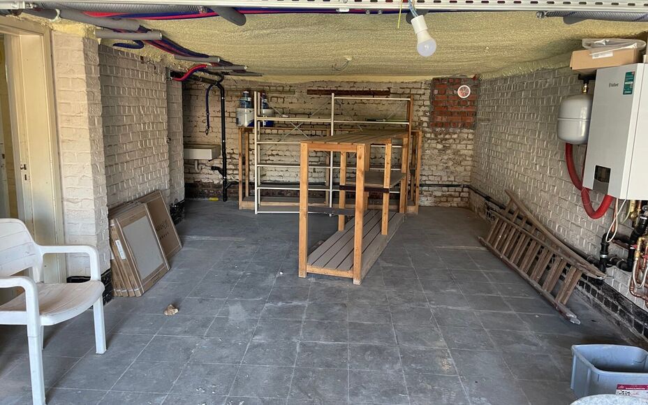 Leemans Immobiliën stelt u met plezier deze volledig gerenoveerde woning voor, gelegen op een gegeerde en centrale locatie in Asse.
Dankzij de uitstekende ligging bevinden winkels, scholen, sportfaciliteiten, openbaar vervoer en tal van fiets- en wandelr