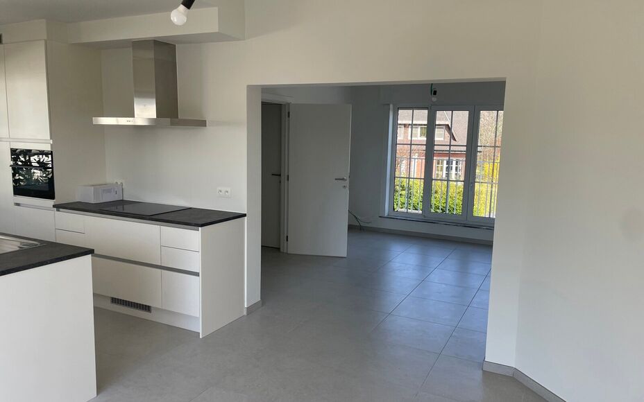 Leemans Immobiliën stelt u deze volledig gerenoveerde woning voor, gelegen op een gegeerde en centrale locatie in Asse.
Dankzij de uitstekende ligging bevinden winkels, scholen, sportfaciliteiten, openbaar vervoer en tal van fiets- en wandelroutes zich i