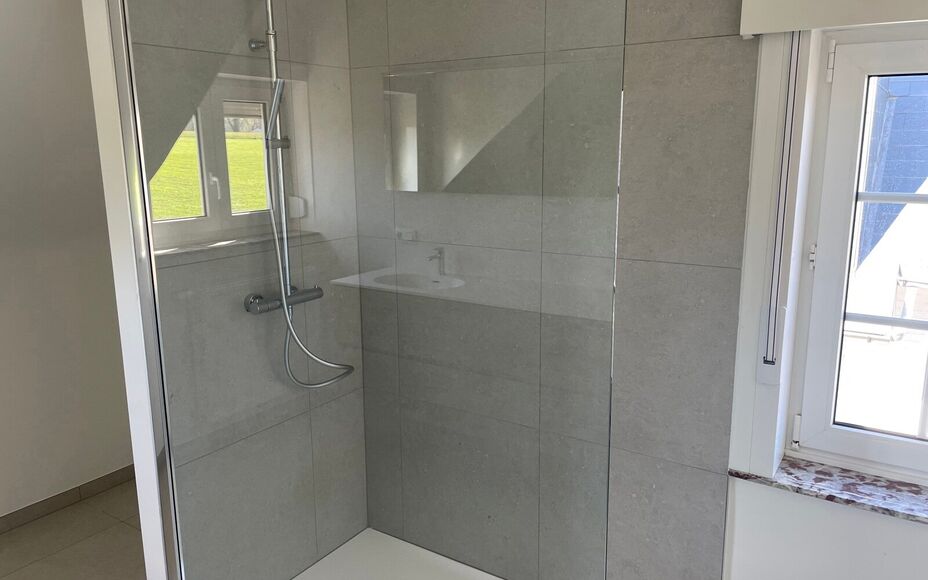 Leemans Immobiliën stelt u deze volledig gerenoveerde woning voor, gelegen op een gegeerde en centrale locatie in Asse.
Dankzij de uitstekende ligging bevinden winkels, scholen, sportfaciliteiten, openbaar vervoer en tal van fiets- en wandelroutes zich i