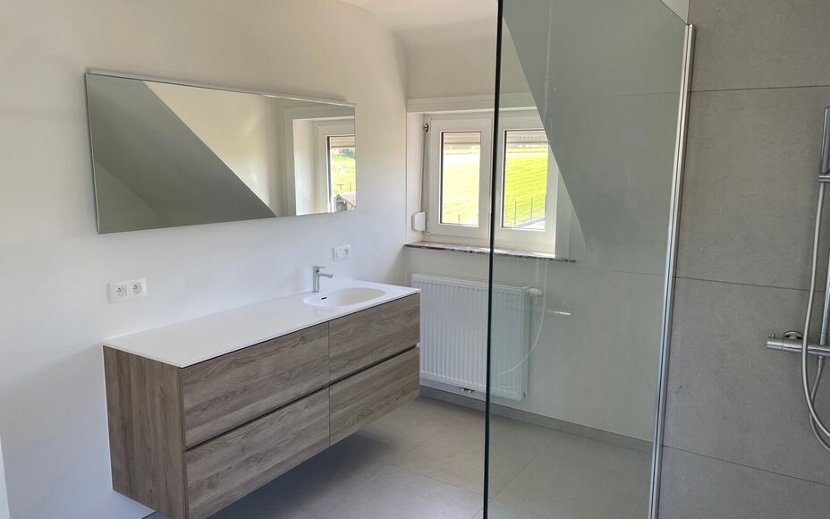 Leemans Immobiliën stelt u deze volledig gerenoveerde woning voor, gelegen op een gegeerde en centrale locatie in Asse.
Dankzij de uitstekende ligging bevinden winkels, scholen, sportfaciliteiten, openbaar vervoer en tal van fiets- en wandelroutes zich i