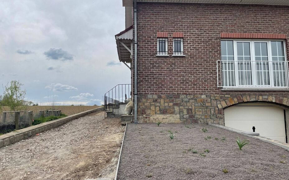 Leemans Immobiliën stelt u deze volledig gerenoveerde woning voor, gelegen op een gegeerde en centrale locatie in Asse.
Dankzij de uitstekende ligging bevinden winkels, scholen, sportfaciliteiten, openbaar vervoer en tal van fiets- en wandelroutes zich i