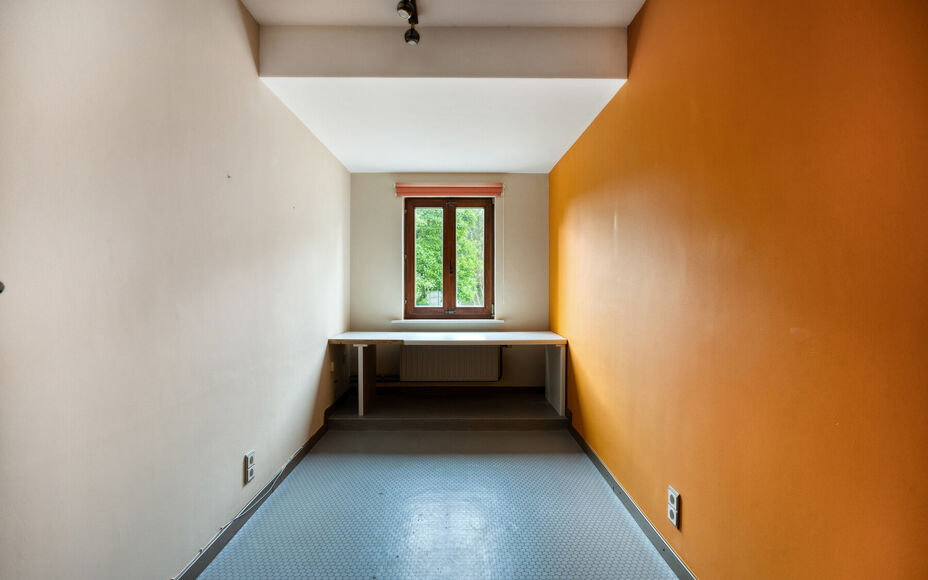 Leemans Immobiliën biedt u deze ruime bel-etagewoning te huur aan in Zellik.Deze instapklare woning geniet van een uitstekende, centrale ligging, vlakbij belangrijke invalswegen, winkels, openbaar vervoer, scholen en sportfaciliteiten.Bij het betreden va