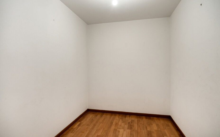 Leemans Immobiliën biedt u deze ruime bel-etagewoning te huur aan in Zellik.Deze instapklare woning geniet van een uitstekende, centrale ligging, vlakbij belangrijke invalswegen, winkels, openbaar vervoer, scholen en sportfaciliteiten.Bij het betreden va