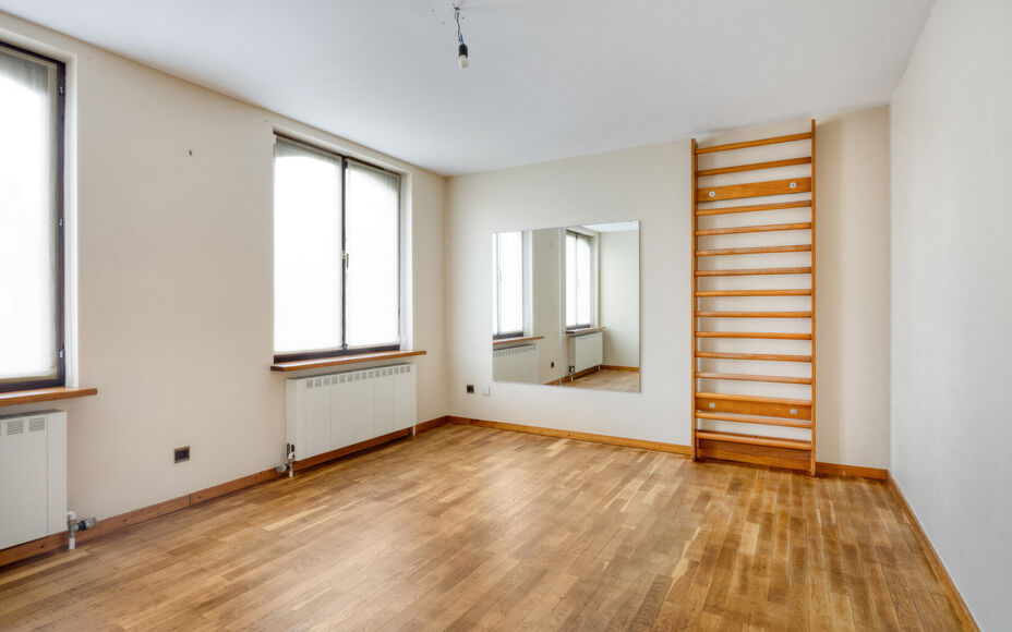 Leemans Immobiliën biedt u deze ruime bel-etagewoning te huur aan in Zellik.Deze instapklare woning geniet van een uitstekende, centrale ligging, vlakbij belangrijke invalswegen, winkels, openbaar vervoer, scholen en sportfaciliteiten.Bij het betreden va