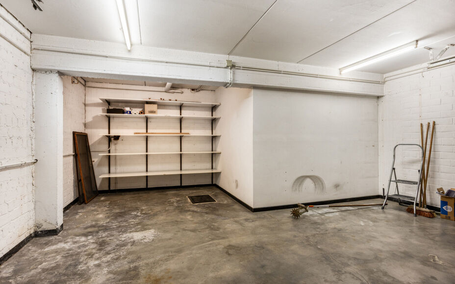 Leemans Immobiliën biedt u deze ruime bel-etagewoning te huur aan in Zellik.Deze instapklare woning geniet van een uitstekende, centrale ligging, vlakbij belangrijke invalswegen, winkels, openbaar vervoer, scholen en sportfaciliteiten.Bij het betreden va