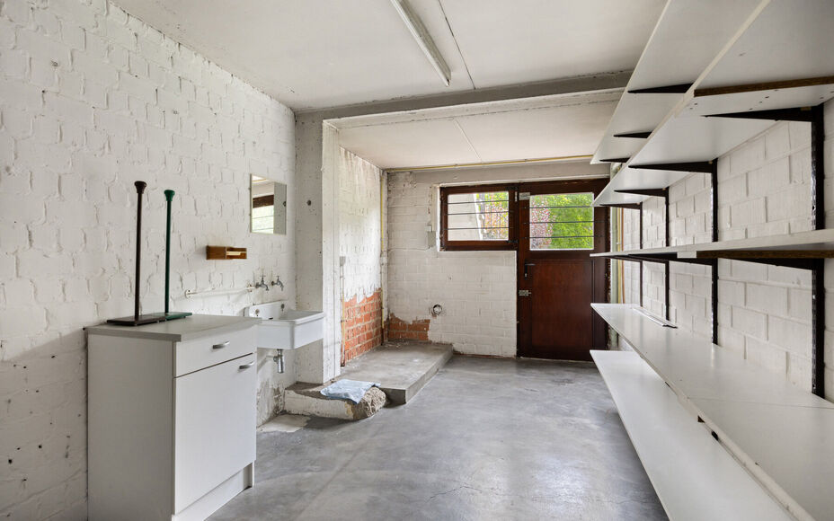Leemans Immobiliën biedt u deze ruime bel-etagewoning te huur aan in Zellik.Deze instapklare woning geniet van een uitstekende, centrale ligging, vlakbij belangrijke invalswegen, winkels, openbaar vervoer, scholen en sportfaciliteiten.Bij het betreden va