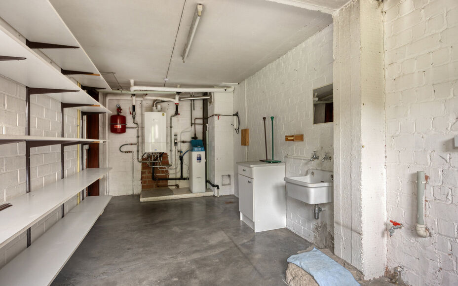 Leemans Immobiliën biedt u deze ruime bel-etagewoning te huur aan in Zellik.Deze instapklare woning geniet van een uitstekende, centrale ligging, vlakbij belangrijke invalswegen, winkels, openbaar vervoer, scholen en sportfaciliteiten.Bij het betreden va