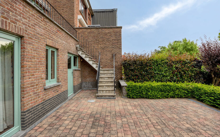 Leemans Immobiliën biedt u deze ruime bel-etagewoning te huur aan in Zellik.Deze instapklare woning geniet van een uitstekende, centrale ligging, vlakbij belangrijke invalswegen, winkels, openbaar vervoer, scholen en sportfaciliteiten.Bij het betreden va