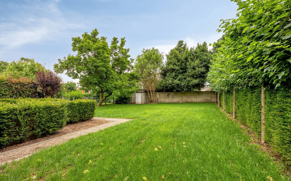Leemans Immobiliën biedt u deze ruime bel-etagewoning te huur aan in Zellik.Deze instapklare woning geniet van een uitstekende, centrale ligging, vlakbij belangrijke invalswegen, winkels, openbaar vervoer, scholen en sportfaciliteiten.Bij het betreden va