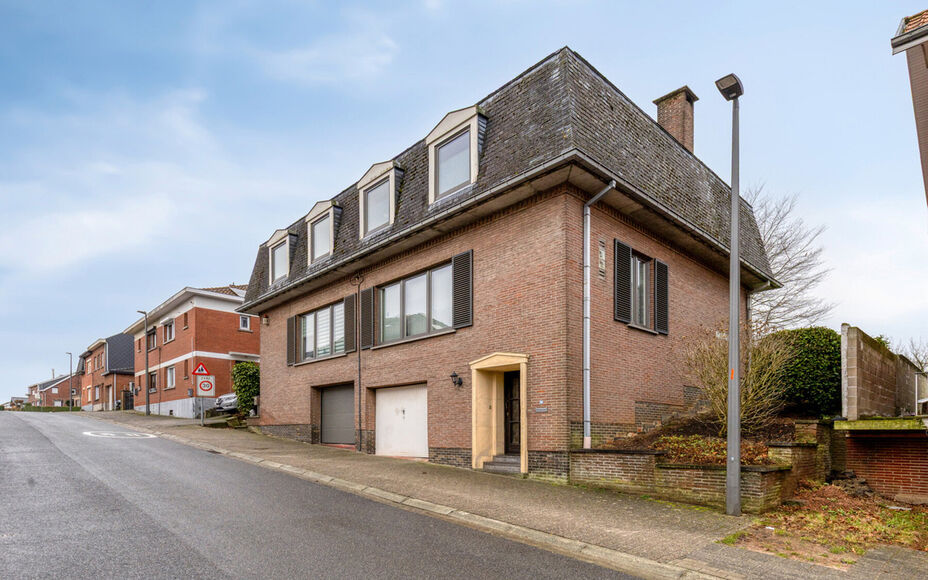LEEMANS immobiliën stelt u deze aangename en goed gelegen woning voor, vlakbij het centrum van Schepdaal. Dankzij de centrale ligging bevinden winkels, openbaar vervoer, scholen, sportfaciliteiten en belangrijke invalswegen zich op korte afstand.Op het g