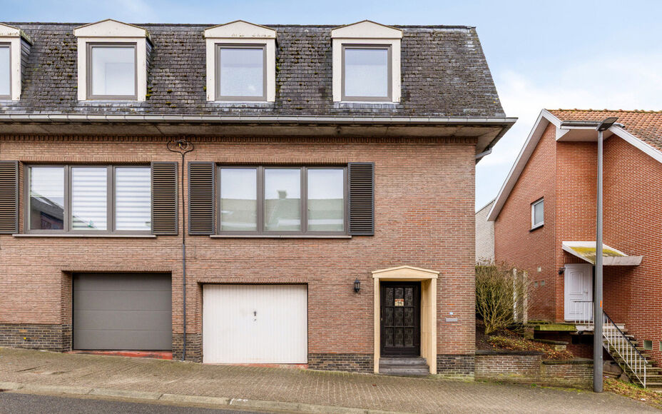LEEMANS immobiliën stelt u deze aangename en goed gelegen woning voor, vlakbij het centrum van Schepdaal. Dankzij de centrale ligging bevinden winkels, openbaar vervoer, scholen, sportfaciliteiten en belangrijke invalswegen zich op korte afstand.Op het g