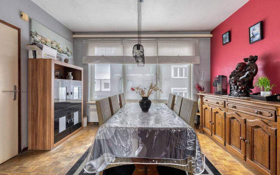 LEEMANS immobiliën stelt u deze aangename en goed gelegen woning voor, vlakbij het centrum van Schepdaal. Dankzij de centrale ligging bevinden winkels, openbaar vervoer, scholen, sportfaciliteiten en belangrijke invalswegen zich op korte afstand.Op het g
