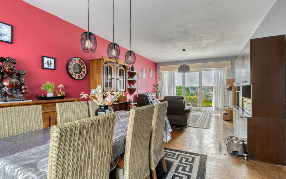 LEEMANS immobiliën stelt u deze aangename en goed gelegen woning voor, vlakbij het centrum van Schepdaal. Dankzij de centrale ligging bevinden winkels, openbaar vervoer, scholen, sportfaciliteiten en belangrijke invalswegen zich op korte afstand.Op het g