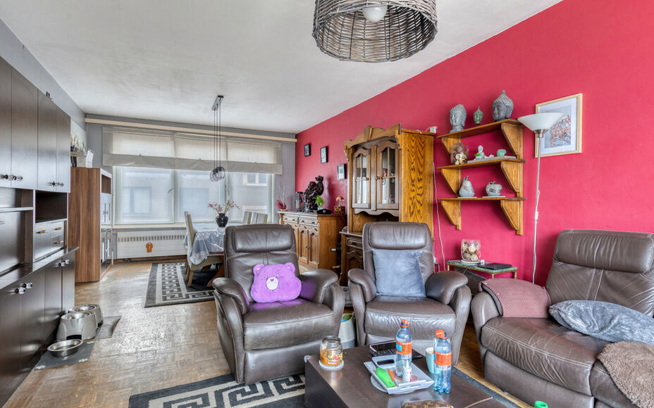 LEEMANS immobiliën stelt u deze aangename en goed gelegen woning voor, vlakbij het centrum van Schepdaal. Dankzij de centrale ligging bevinden winkels, openbaar vervoer, scholen, sportfaciliteiten en belangrijke invalswegen zich op korte afstand.Op het g