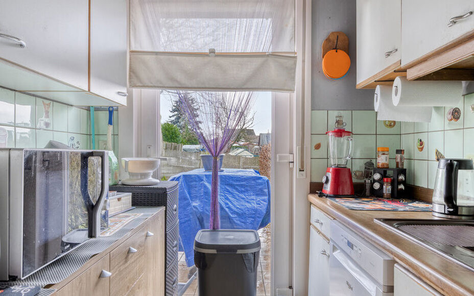 LEEMANS immobiliën stelt u deze aangename en goed gelegen woning voor, vlakbij het centrum van Schepdaal. Dankzij de centrale ligging bevinden winkels, openbaar vervoer, scholen, sportfaciliteiten en belangrijke invalswegen zich op korte afstand.Op het g