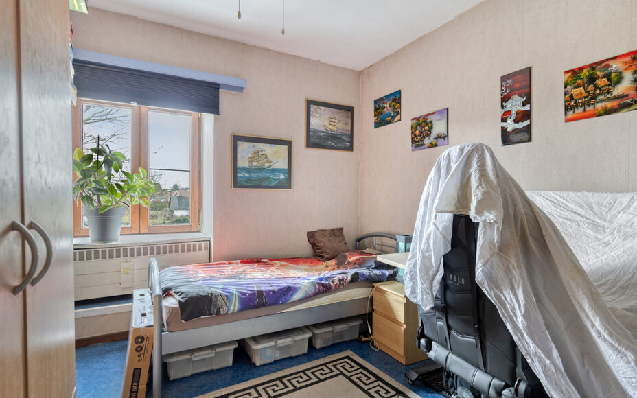 LEEMANS immobiliën stelt u deze aangename en goed gelegen woning voor, vlakbij het centrum van Schepdaal. Dankzij de centrale ligging bevinden winkels, openbaar vervoer, scholen, sportfaciliteiten en belangrijke invalswegen zich op korte afstand.Op het g