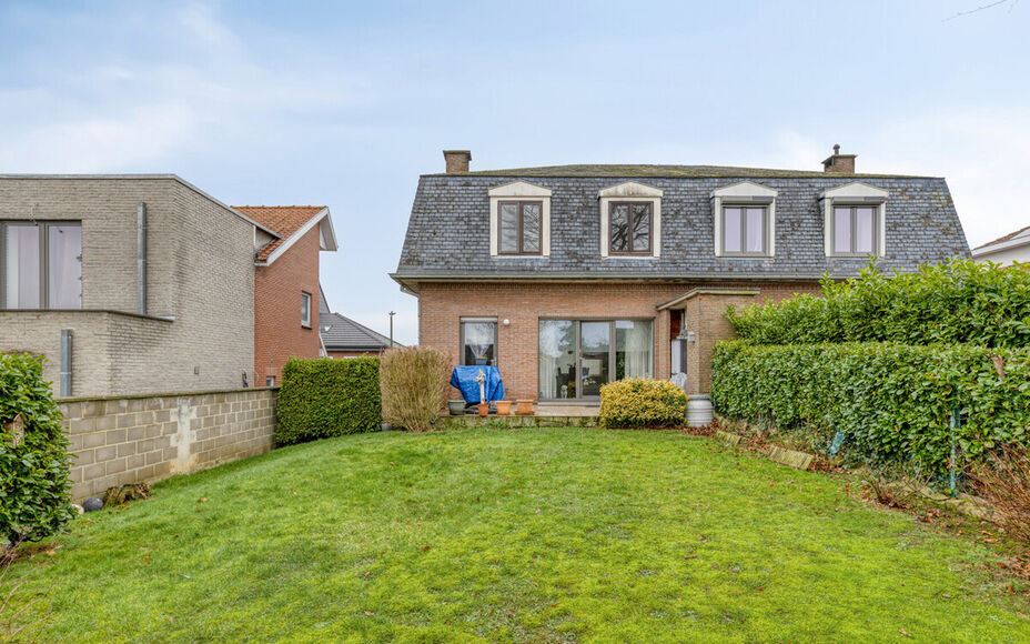 LEEMANS immobiliën stelt u deze aangename en goed gelegen woning voor, vlakbij het centrum van Schepdaal. Dankzij de centrale ligging bevinden winkels, openbaar vervoer, scholen, sportfaciliteiten en belangrijke invalswegen zich op korte afstand.Op het g