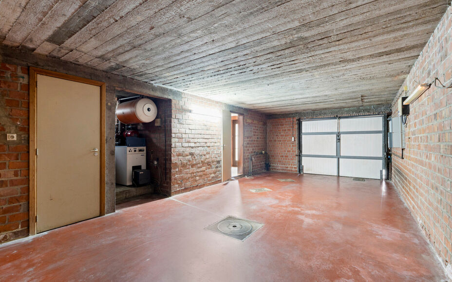 LEEMANS immobiliën stelt u deze aangename en goed gelegen woning voor, vlakbij het centrum van Schepdaal. Dankzij de centrale ligging bevinden winkels, openbaar vervoer, scholen, sportfaciliteiten en belangrijke invalswegen zich op korte afstand.Op het g