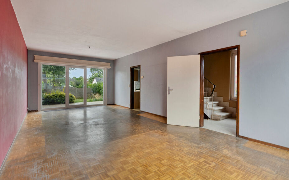 LEEMANS immobiliën stelt u deze aangename en goed gelegen woning voor, vlakbij het centrum van Schepdaal. Dankzij de centrale ligging bevinden winkels, openbaar vervoer, scholen, sportfaciliteiten en belangrijke invalswegen zich op korte afstand.Op het g