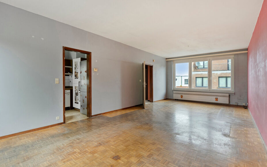 LEEMANS immobiliën stelt u deze aangename en goed gelegen woning voor, vlakbij het centrum van Schepdaal. Dankzij de centrale ligging bevinden winkels, openbaar vervoer, scholen, sportfaciliteiten en belangrijke invalswegen zich op korte afstand.Op het g