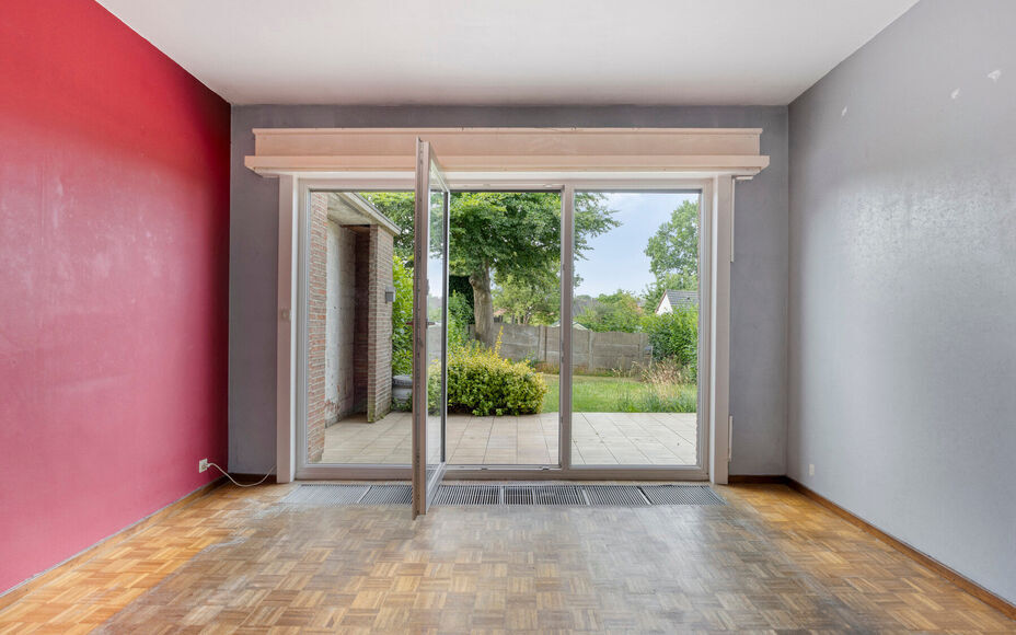LEEMANS immobiliën stelt u deze aangename en goed gelegen woning voor, vlakbij het centrum van Schepdaal. Dankzij de centrale ligging bevinden winkels, openbaar vervoer, scholen, sportfaciliteiten en belangrijke invalswegen zich op korte afstand.Op het g