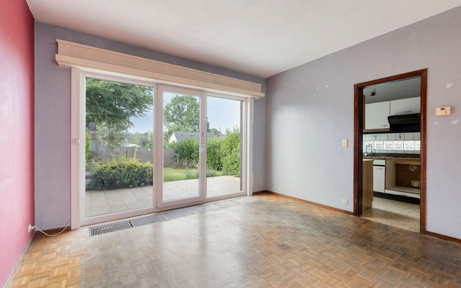 LEEMANS immobiliën stelt u deze aangename en goed gelegen woning voor, vlakbij het centrum van Schepdaal. Dankzij de centrale ligging bevinden winkels, openbaar vervoer, scholen, sportfaciliteiten en belangrijke invalswegen zich op korte afstand.Op het g