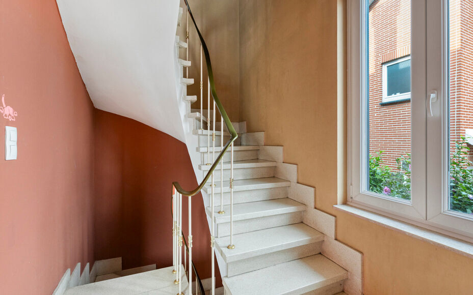 LEEMANS immobiliën stelt u deze aangename en goed gelegen woning voor, vlakbij het centrum van Schepdaal. Dankzij de centrale ligging bevinden winkels, openbaar vervoer, scholen, sportfaciliteiten en belangrijke invalswegen zich op korte afstand.Op het g