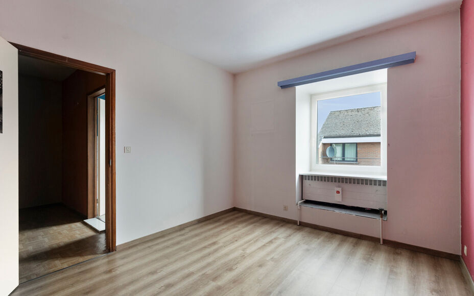 LEEMANS immobiliën stelt u deze aangename en goed gelegen woning voor, vlakbij het centrum van Schepdaal. Dankzij de centrale ligging bevinden winkels, openbaar vervoer, scholen, sportfaciliteiten en belangrijke invalswegen zich op korte afstand.Op het g