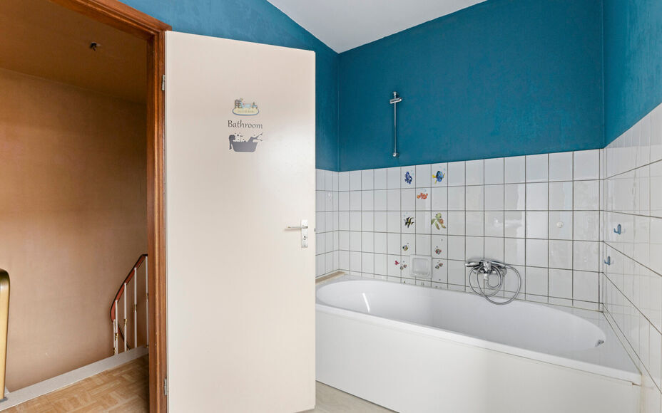LEEMANS immobiliën stelt u deze aangename en goed gelegen woning voor, vlakbij het centrum van Schepdaal. Dankzij de centrale ligging bevinden winkels, openbaar vervoer, scholen, sportfaciliteiten en belangrijke invalswegen zich op korte afstand.Op het g