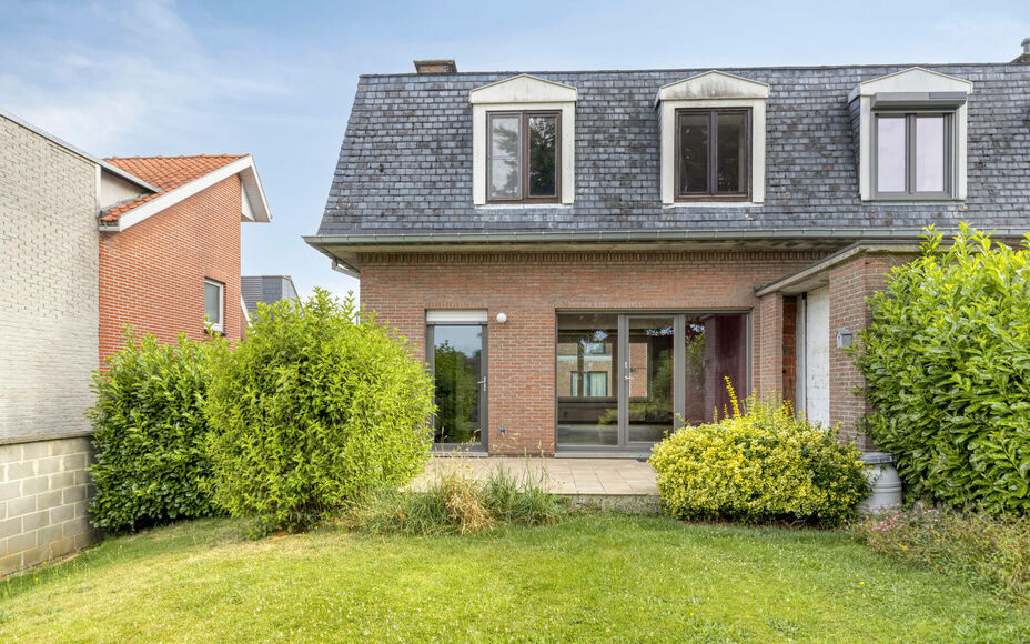 LEEMANS immobiliën stelt u deze aangename en goed gelegen woning voor, vlakbij het centrum van Schepdaal. Dankzij de centrale ligging bevinden winkels, openbaar vervoer, scholen, sportfaciliteiten en belangrijke invalswegen zich op korte afstand.Op het g