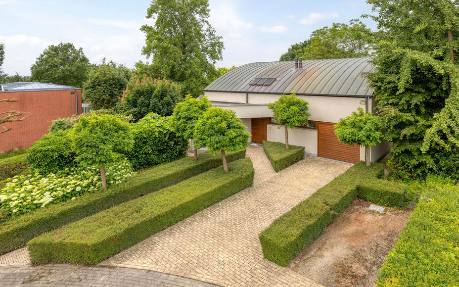 Leemans Immobiliën est fier de vous présenter cette villa exclusive, située dans un emplacement privilégié à Asse. Cette élégante résidence allie le calme de la campagne à une excellente accessibilité, plaçant commerces, écoles, installations