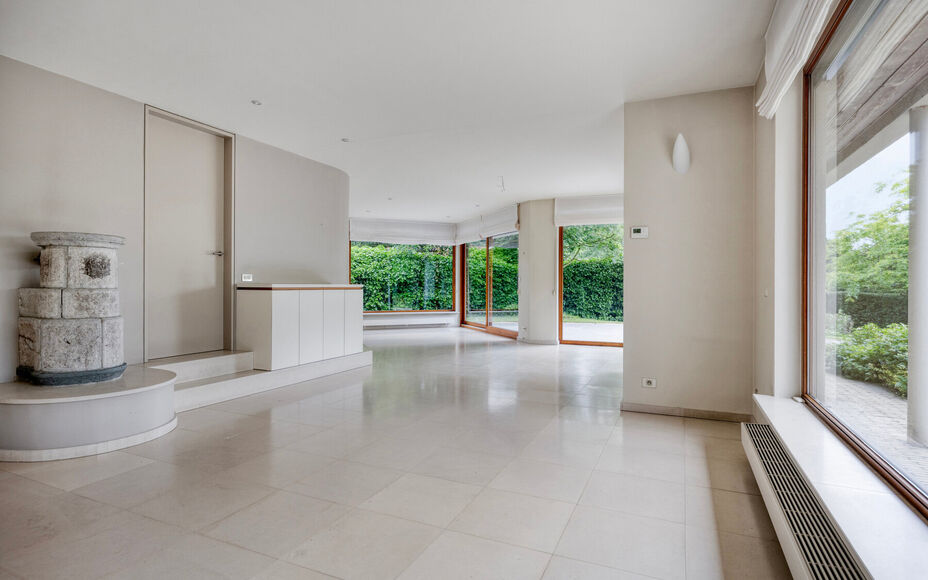Leemans Immobiliën est fier de vous présenter cette villa exclusive, située dans un emplacement privilégié à Asse. Cette élégante résidence allie le calme de la campagne à une excellente accessibilité, plaçant commerces, écoles, installations