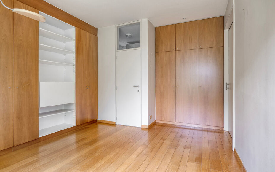 Leemans Immobiliën est fier de vous présenter cette villa exclusive, située dans un emplacement privilégié à Asse. Cette élégante résidence allie le calme de la campagne à une excellente accessibilité, plaçant commerces, écoles, installations