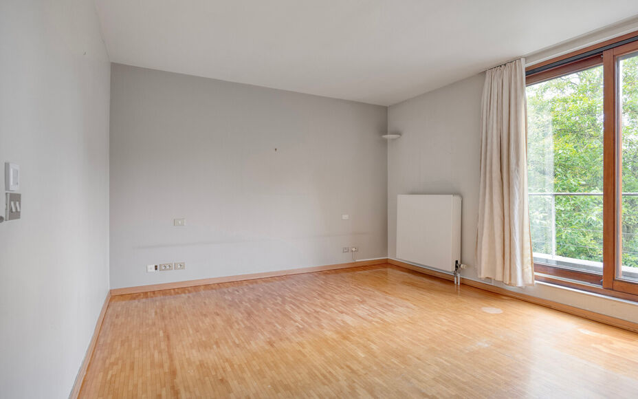 Leemans Immobiliën est fier de vous présenter cette villa exclusive, située dans un emplacement privilégié à Asse. Cette élégante résidence allie le calme de la campagne à une excellente accessibilité, plaçant commerces, écoles, installations