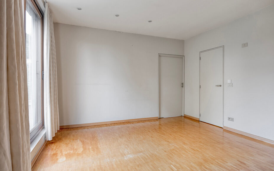 Leemans Immobiliën est fier de vous présenter cette villa exclusive, située dans un emplacement privilégié à Asse. Cette élégante résidence allie le calme de la campagne à une excellente accessibilité, plaçant commerces, écoles, installations