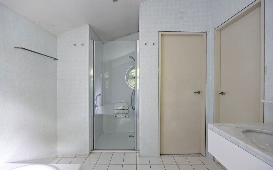 Leemans Immobiliën est fier de vous présenter cette villa exclusive, située dans un emplacement privilégié à Asse. Cette élégante résidence allie le calme de la campagne à une excellente accessibilité, plaçant commerces, écoles, installations