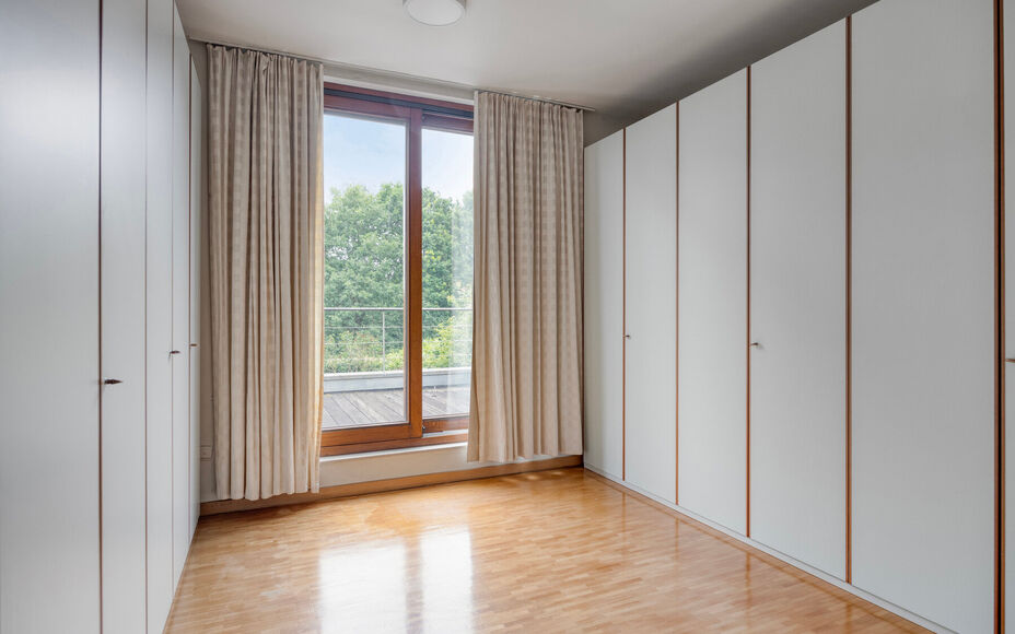 Leemans Immobiliën est fier de vous présenter cette villa exclusive, située dans un emplacement privilégié à Asse. Cette élégante résidence allie le calme de la campagne à une excellente accessibilité, plaçant commerces, écoles, installations
