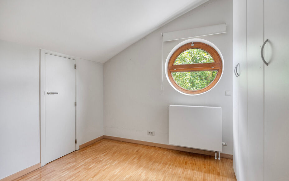 Leemans Immobiliën est fier de vous présenter cette villa exclusive, située dans un emplacement privilégié à Asse. Cette élégante résidence allie le calme de la campagne à une excellente accessibilité, plaçant commerces, écoles, installations
