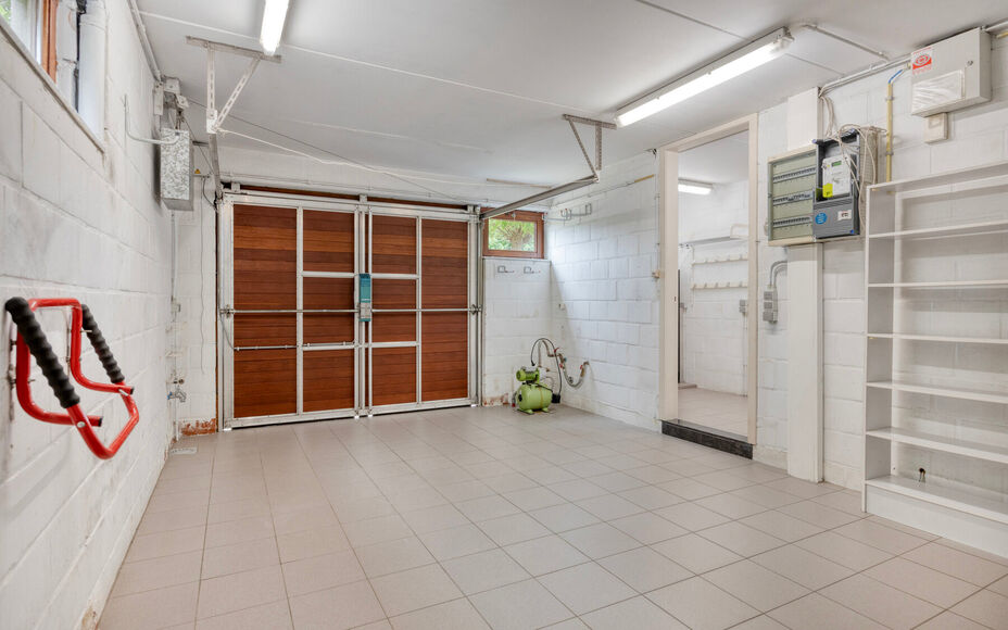 Leemans Immobiliën est fier de vous présenter cette villa exclusive, située dans un emplacement privilégié à Asse. Cette élégante résidence allie le calme de la campagne à une excellente accessibilité, plaçant commerces, écoles, installations