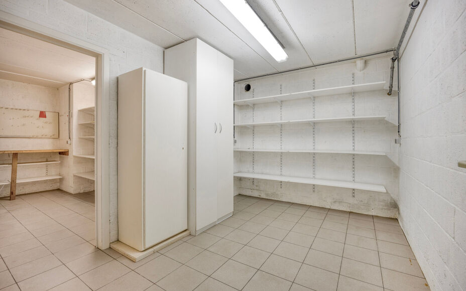 Leemans Immobiliën est fier de vous présenter cette villa exclusive, située dans un emplacement privilégié à Asse. Cette élégante résidence allie le calme de la campagne à une excellente accessibilité, plaçant commerces, écoles, installations