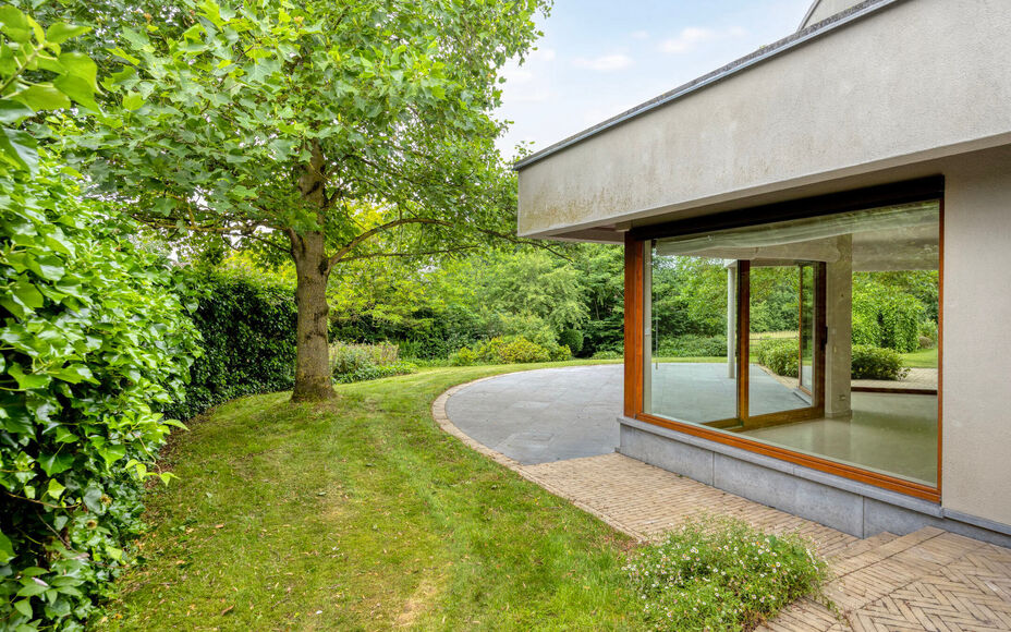 Leemans Immobiliën est fier de vous présenter cette villa exclusive, située dans un emplacement privilégié à Asse. Cette élégante résidence allie le calme de la campagne à une excellente accessibilité, plaçant commerces, écoles, installations