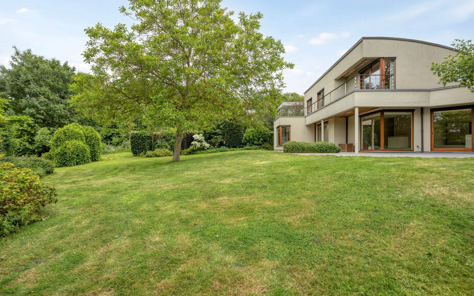 Leemans Immobiliën est fier de vous présenter cette villa exclusive, située dans un emplacement privilégié à Asse. Cette élégante résidence allie le calme de la campagne à une excellente accessibilité, plaçant commerces, écoles, installations