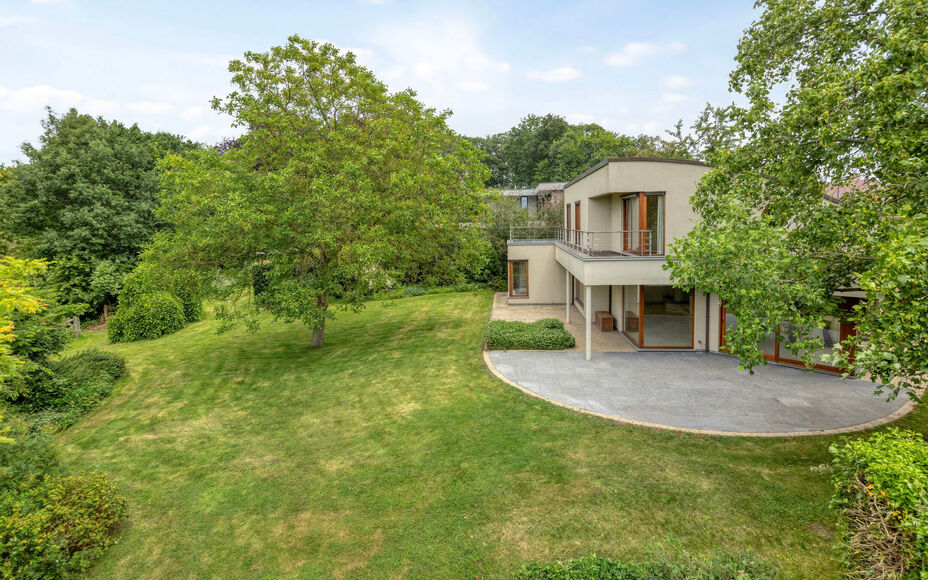 Leemans Immobiliën est fier de vous présenter cette villa exclusive, située dans un emplacement privilégié à Asse. Cette élégante résidence allie le calme de la campagne à une excellente accessibilité, plaçant commerces, écoles, installations