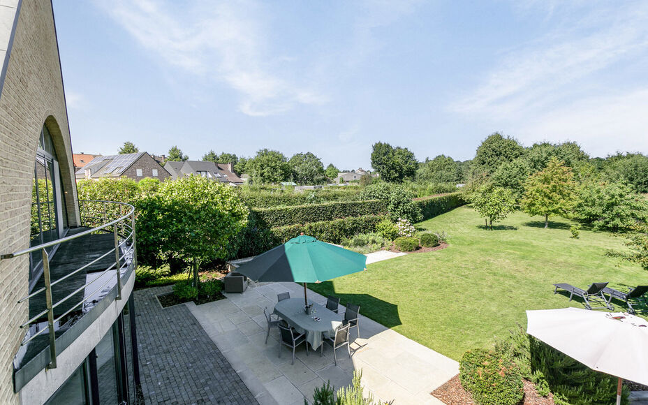 Leemans immobiliën vous propose cette belle villa entourée de verdure dans la campagne de Asse.La maison est située dans une impasse calme et à proximité du centre d'Asse et des voies d'accès.La maison a été construite en 2002 et a -des matériaux
