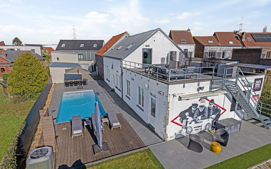 Leemans Immobiliën vous présente cette maison exceptionnelle et polyvalente avec entrepôt et showroom, idéalement située à Asse. L'alliance parfaite entre vie, travail et plaisir : à quelques pas des commerces, écoles, transports en commun, instal
