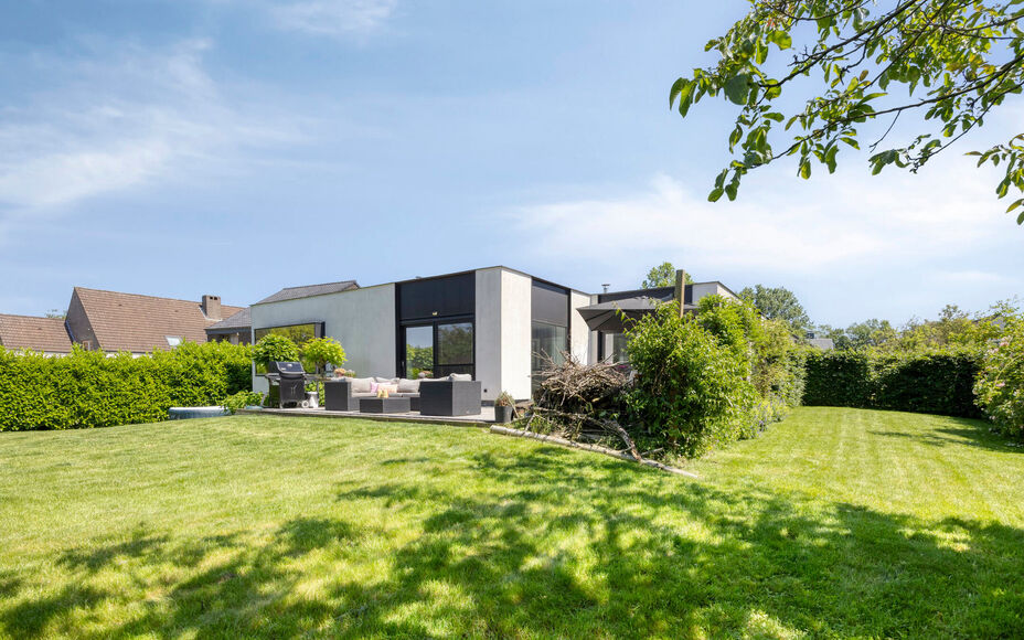 Leemans Immobiliën vous propose ce bungalow moderne et rénové, situé sur un magnifique terrain de 29 ares. Ce bien unique bénéficie d'un emplacement privilégié et très recherché, avec une vue apaisante sur la campagne environnante. Grâce à sa 