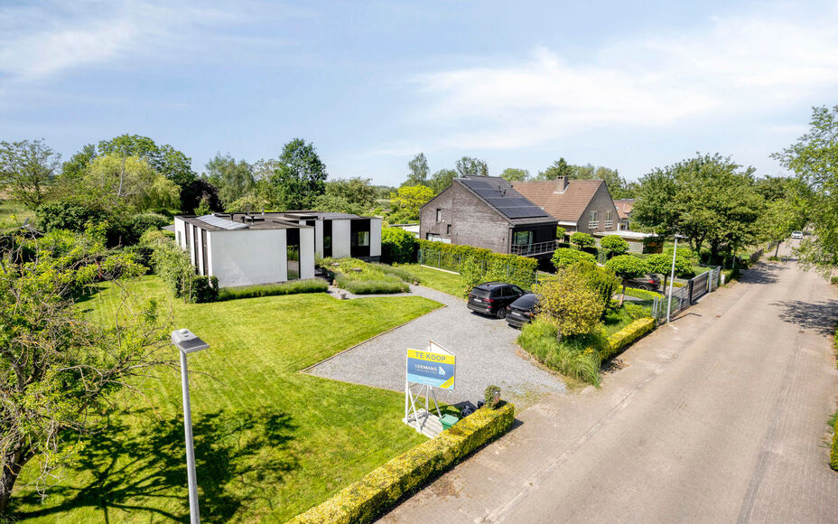 Leemans Immobiliën vous propose ce bungalow moderne et rénové, situé sur un magnifique terrain de 29 ares. Ce bien unique bénéficie d'un emplacement privilégié et très recherché, avec une vue apaisante sur la campagne environnante. Grâce à sa 